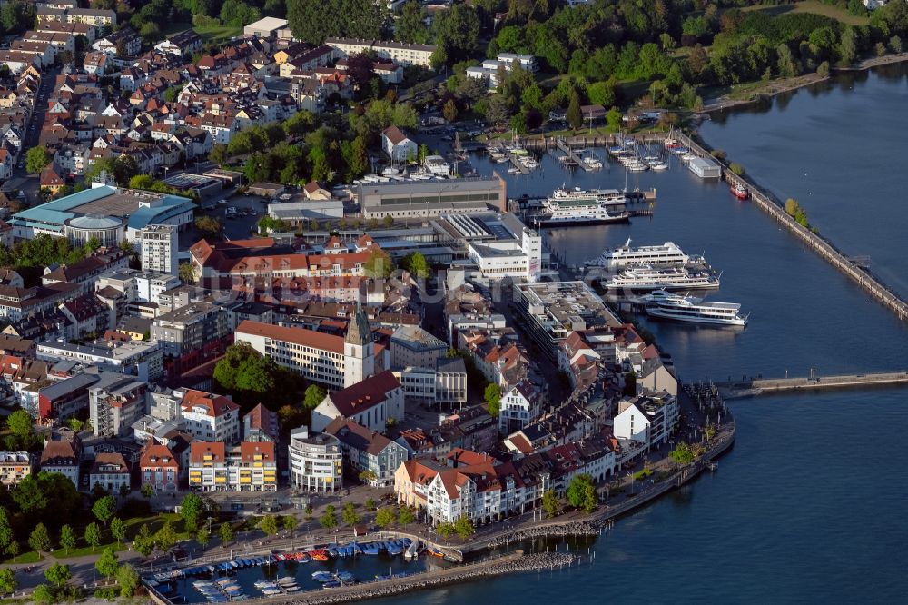 Friedrichshafen von oben - Stadtansicht vom Innenstadtbereich mit Hafen in Friedrichshafen im Bundesland Baden-Württemberg, Deutschland