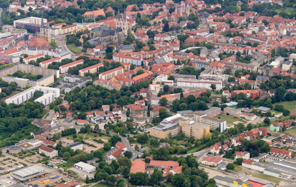 Luftaufnahme Halberstadt - Stadtansicht vom Innenstadtbereich in Halberstadt im Bundesland Sachsen-Anhalt, Deutschland