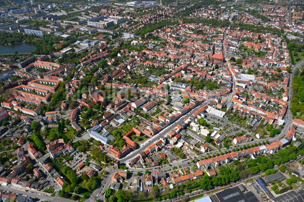 Luftaufnahme Stendal - Stadtansicht vom Innenstadtbereich in Hansestadt Stendal im Bundesland Sachsen-Anhalt, Deutschland