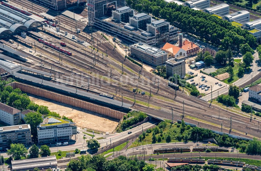 Luftbild Karlsruhe - Stadtansicht vom Innenstadtbereich am Hauptbahnhof in Karlsruhe im Bundesland Baden-Württemberg, Deutschland