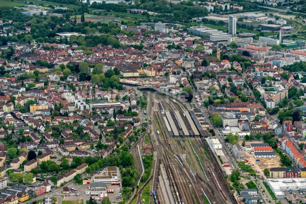 Luftaufnahme Offenburg - Stadtansicht vom Innenstadtbereich am Hauptbahnhof in Offenburg im Bundesland Baden-Württemberg, Deutschland