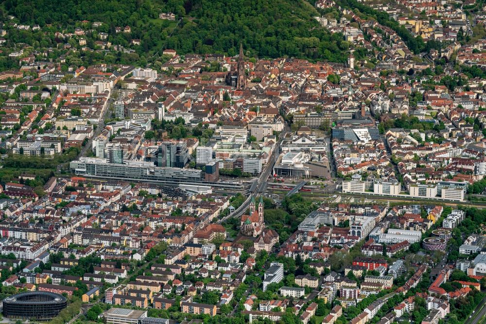 Luftaufnahme Stühlinger - Stadtansicht vom Innenstadtbereich mit Hauptbahnhof im Ortsteil Stühlinger in Freiburg im Bundesland Baden-Württemberg, Deutschland
