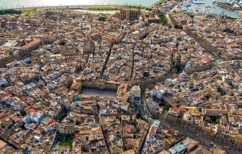 Luftbild Palma - Stadtansicht vom Innenstadtbereich mit dem historischen Plaça Major in Palma in Balearische Insel Mallorca, Spanien