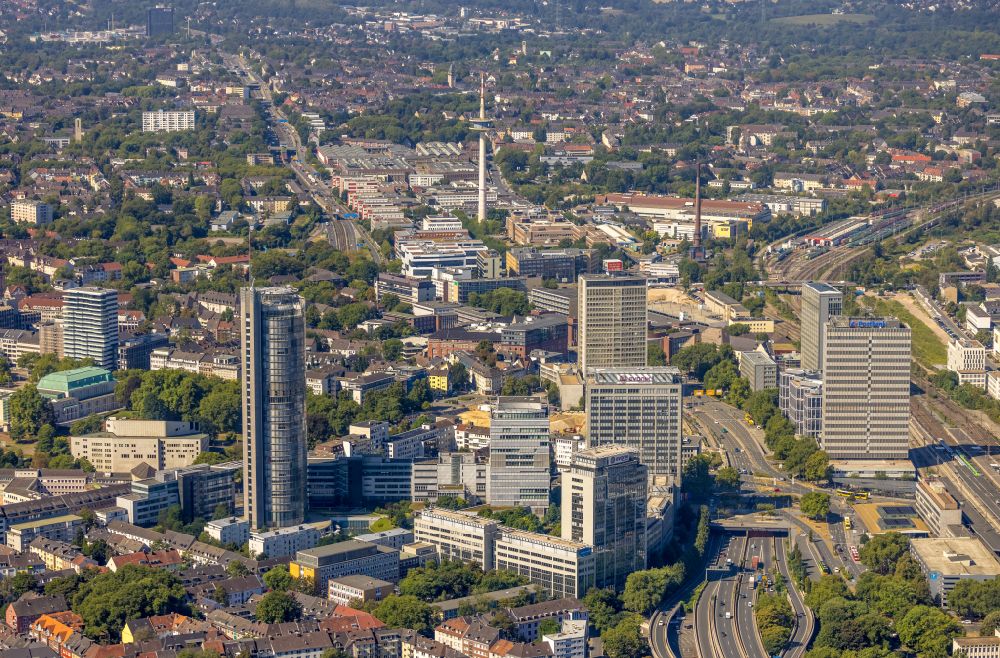Essen von oben - Stadtansicht vom Innenstadtbereich mit Hochhäusern entlang der BAB A40 in Essen im Bundesland Nordrhein-Westfalen, Deutschland