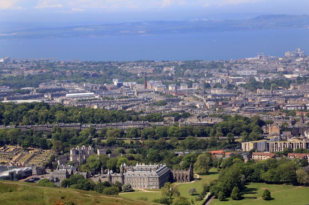Luftbild Edinburgh - Stadtansicht vom Innenstadtbereich und Holyrood Gebiet in Edinburgh in Schottland, Vereinigtes Königreich