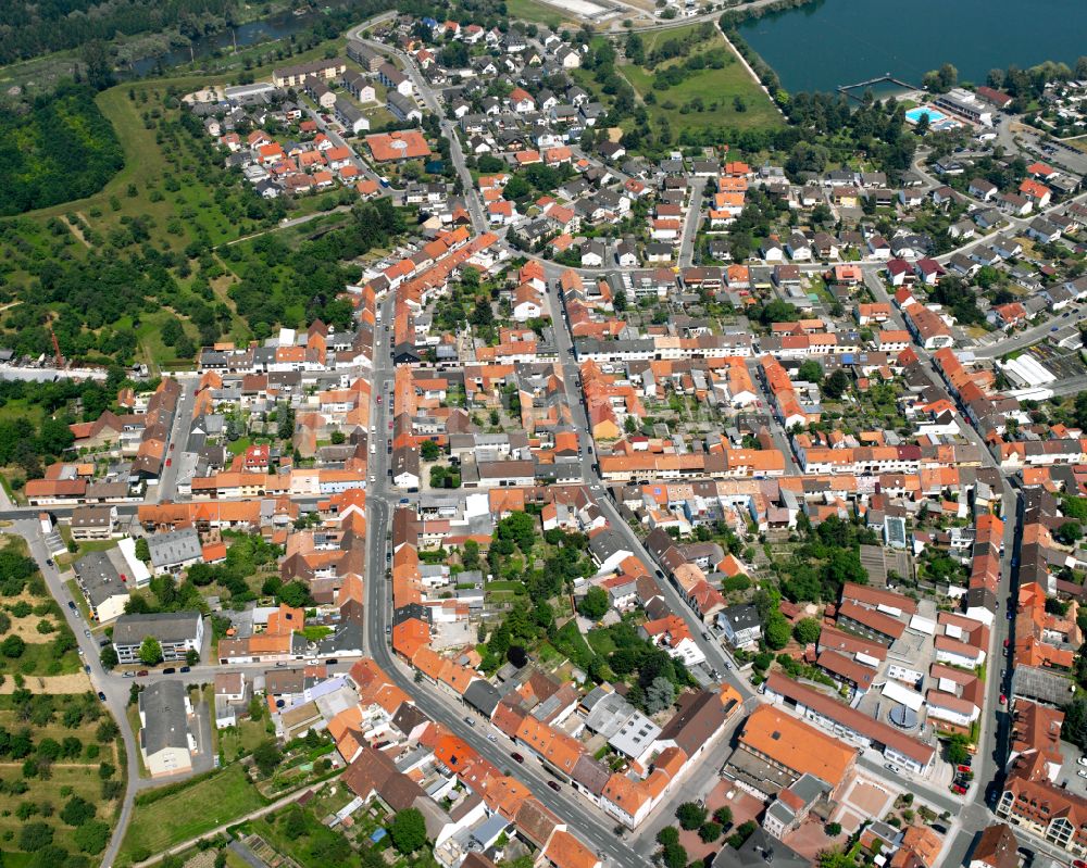 Luftbild Huttenheim - Stadtansicht vom Innenstadtbereich in Huttenheim im Bundesland Baden-Württemberg, Deutschland