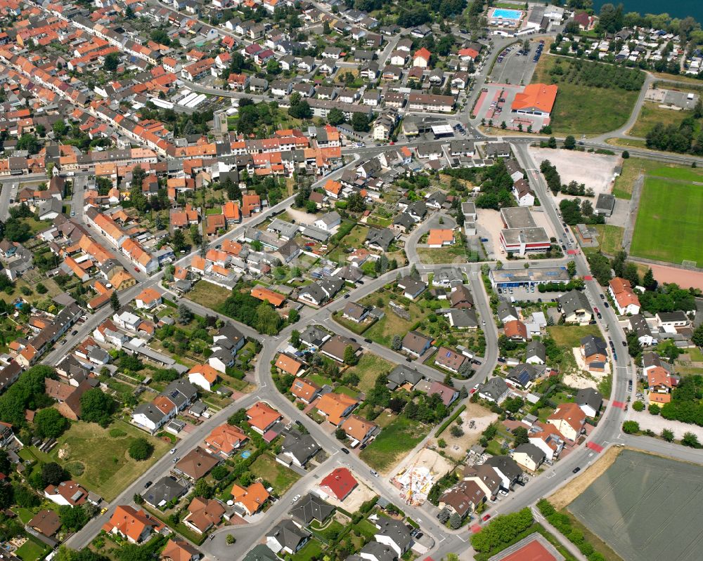 Luftaufnahme Huttenheim - Stadtansicht vom Innenstadtbereich in Huttenheim im Bundesland Baden-Württemberg, Deutschland