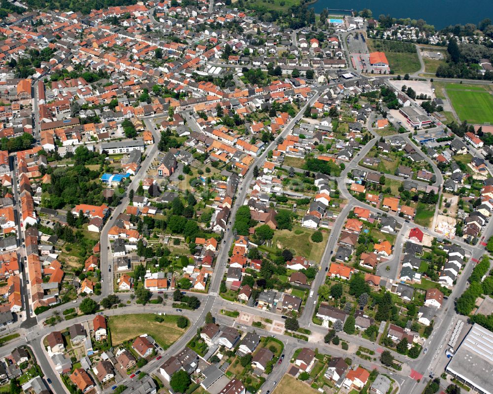 Huttenheim von oben - Stadtansicht vom Innenstadtbereich in Huttenheim im Bundesland Baden-Württemberg, Deutschland
