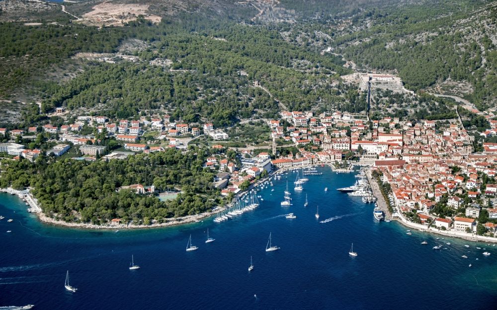 Luftbild Hvar - Stadtansicht vom Innenstadtbereich in Hvar in Kroatien