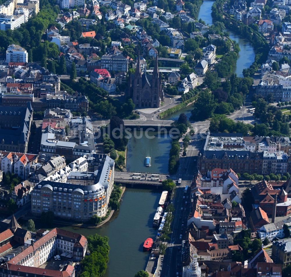Luftaufnahme Strasbourg - Straßburg - Stadtansicht vom Innenstadtbereich mit der Insel Sainte-Helene in Strasbourg - Straßburg in Grand Est, Frankreich