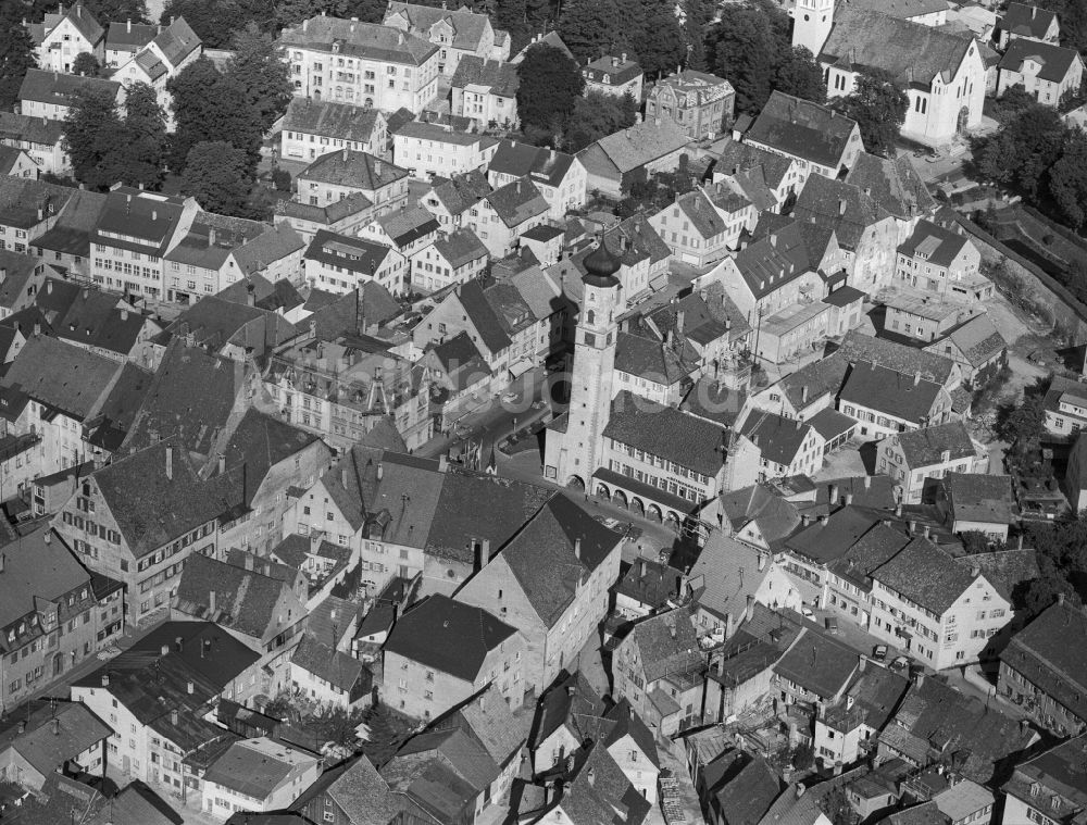 Luftaufnahme Isny im Allgäu - Stadtansicht vom Innenstadtbereich in Isny im Allgäu im Bundesland Baden-Württemberg, Deutschland