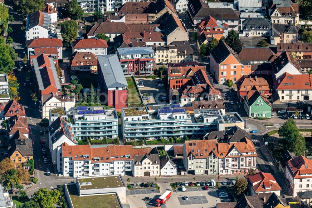 Luftaufnahme Lahr/Schwarzwald - Stadtansicht vom Innenstadtbereich Kaiser und Goethestrasse in Lahr/Schwarzwald im Bundesland Baden-Württemberg, Deutschland