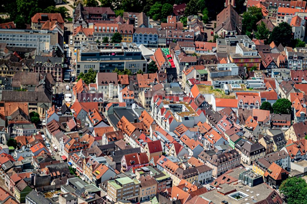 Luftaufnahme Offenburg - Stadtansicht vom Innenstadtbereich Mit Karstadt Gebäde in Offenburg im Bundesland Baden-Württemberg, Deutschland