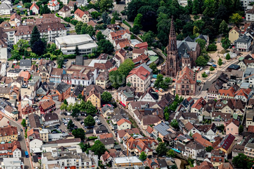 Bühl aus der Vogelperspektive: Stadtansicht vom Innenstadtbereich mit Kirche in Bühl im Bundesland Baden-Württemberg, Deutschland