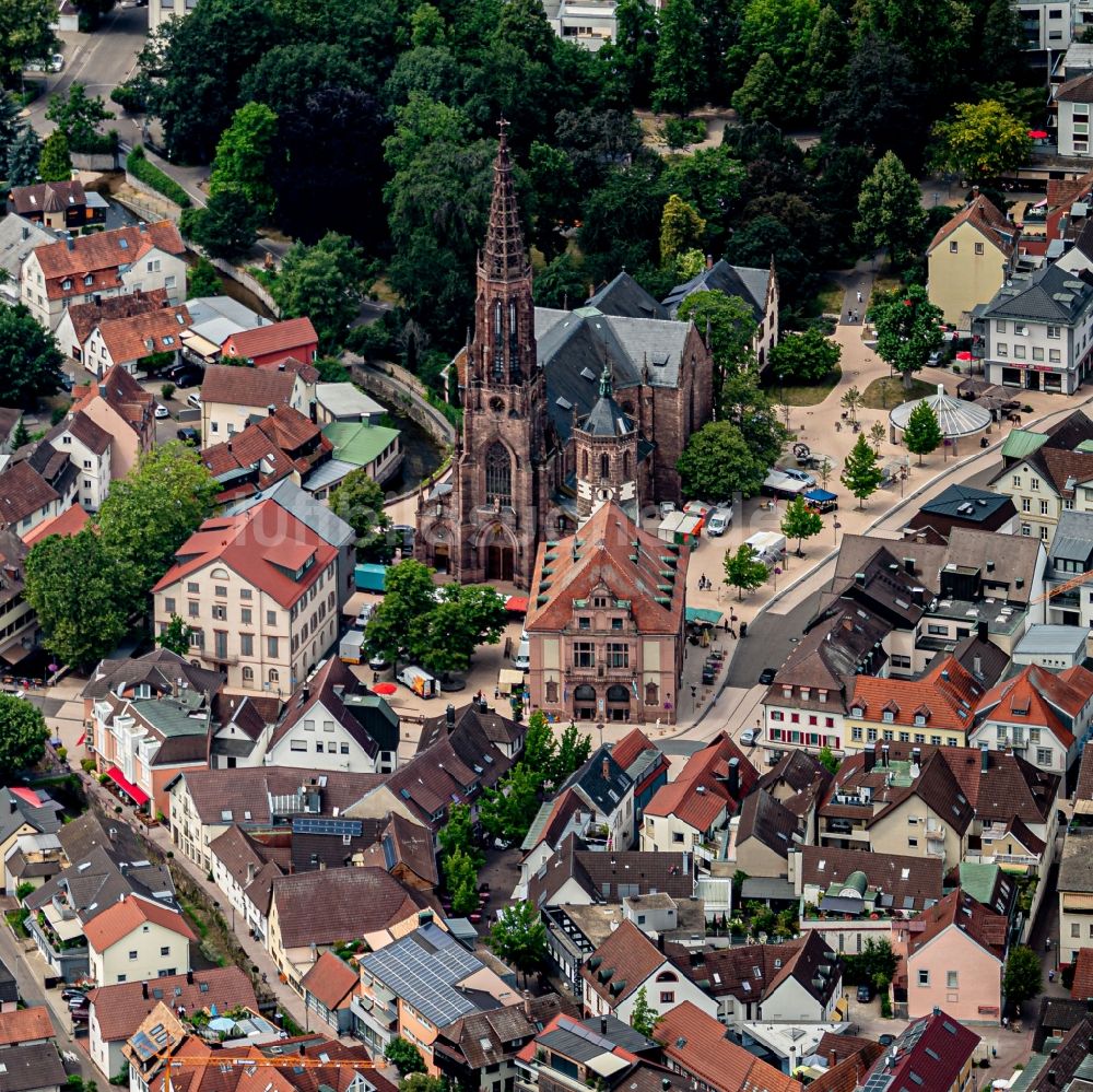Luftaufnahme Bühl - Stadtansicht vom Innenstadtbereich mit Kirche in Bühl im Bundesland Baden-Württemberg, Deutschland