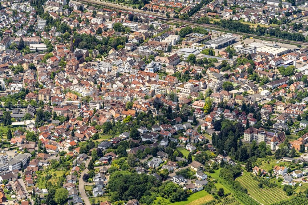 Luftaufnahme Bühl - Stadtansicht vom Innenstadtbereich mit Kirche in Bühl im Bundesland Baden-Württemberg, Deutschland