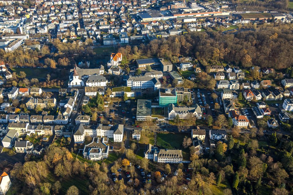 Luftaufnahme Arnsberg - Stadtansicht vom Innenstadtbereich mit Kloster Wedinghausen in Arnsberg im Bundesland Nordrhein-Westfalen, Deutschland