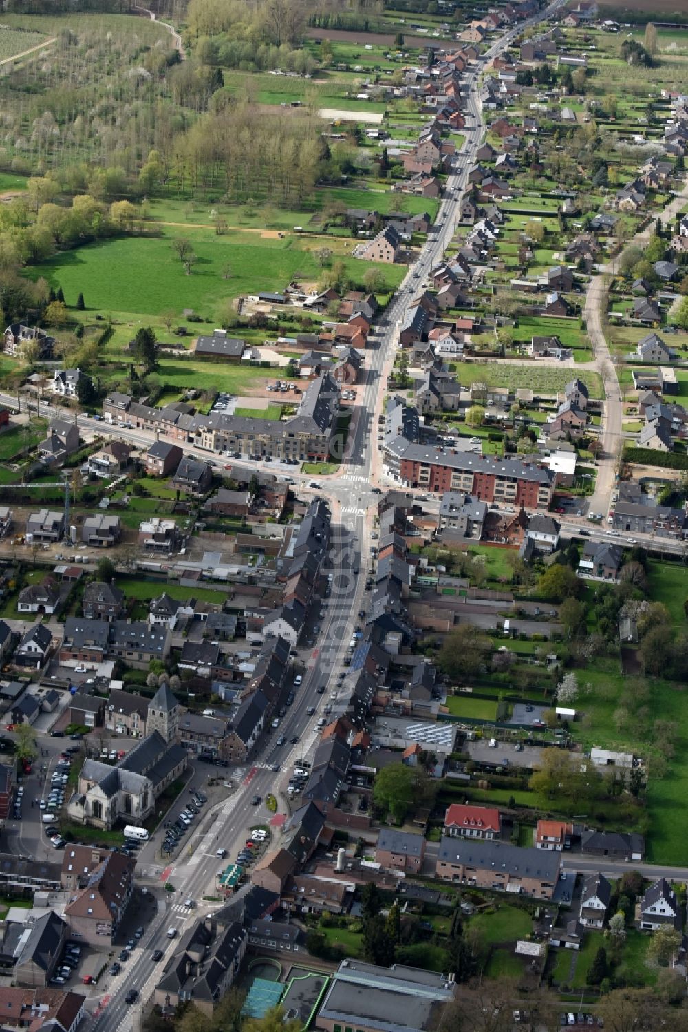 Luftaufnahme Kortessem - Stadtansicht vom Innenstadtbereich in Kortessem in Vlaanderen, Belgien