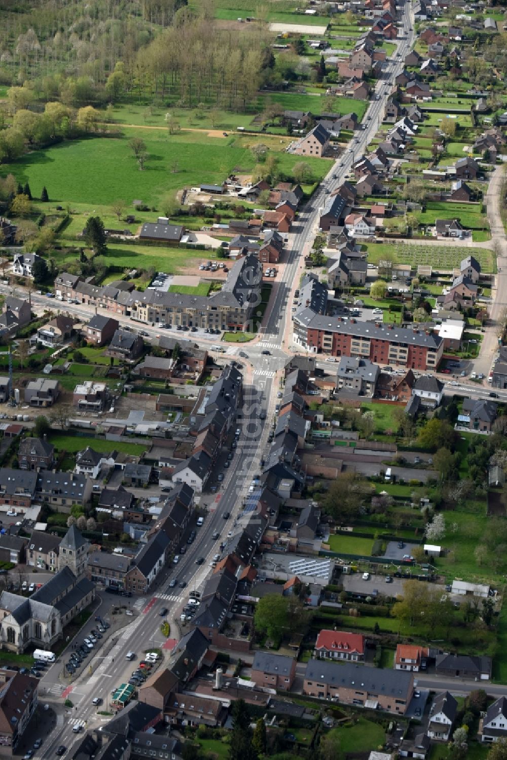 Kortessem von oben - Stadtansicht vom Innenstadtbereich in Kortessem in Vlaanderen, Belgien
