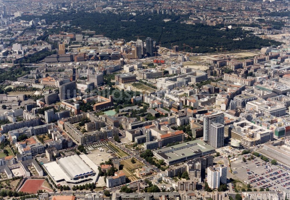 Berlin von oben - Stadtansicht vom Innenstadtbereich Kreuzberg - in Berlin, Deutschland