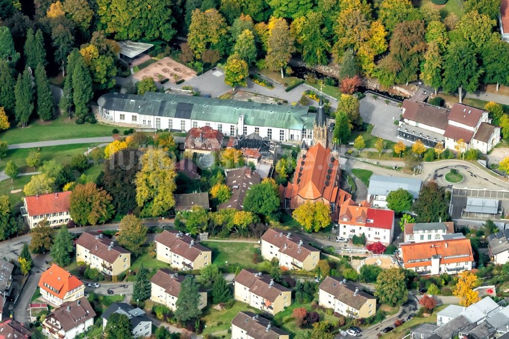 Bad Wildbad von oben - Stadtansicht vom Innenstadtbereich und Kurgelände in Bad Wildbad im Bundesland Baden-Württemberg, Deutschland