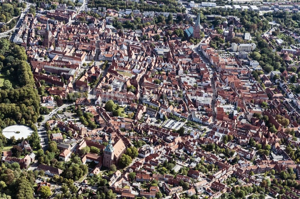 Lüneburg von oben - Stadtansicht vom Innenstadtbereich in Lüneburg im Bundesland Niedersachsen, Deutschland