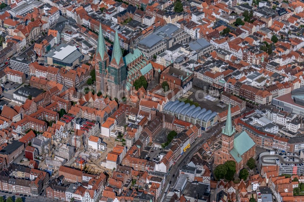 Luftbild Lübeck - Stadtansicht vom Innenstadtbereich mit Marienkirche und St. Petri Kirche im Altstadt- Zentrum in Lübeck im Bundesland Schleswig-Holstein, Deutschland