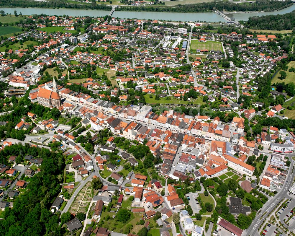 Neuötting aus der Vogelperspektive: Stadtansicht vom Innenstadtbereich in Neuötting im Bundesland Bayern, Deutschland