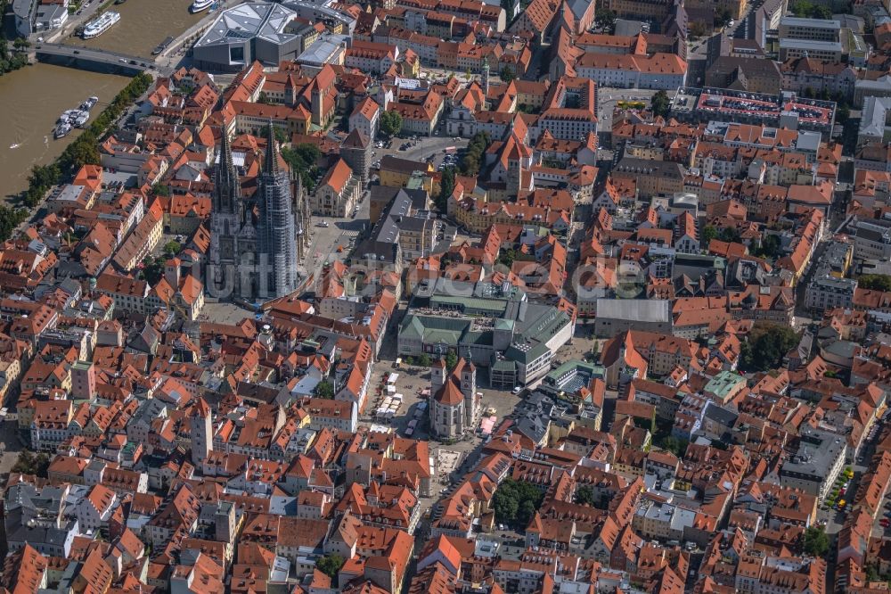 Luftaufnahme Regensburg - Stadtansicht vom Innenstadtbereich am Neupfarrplatz in Regensburg im Bundesland Bayern, Deutschland