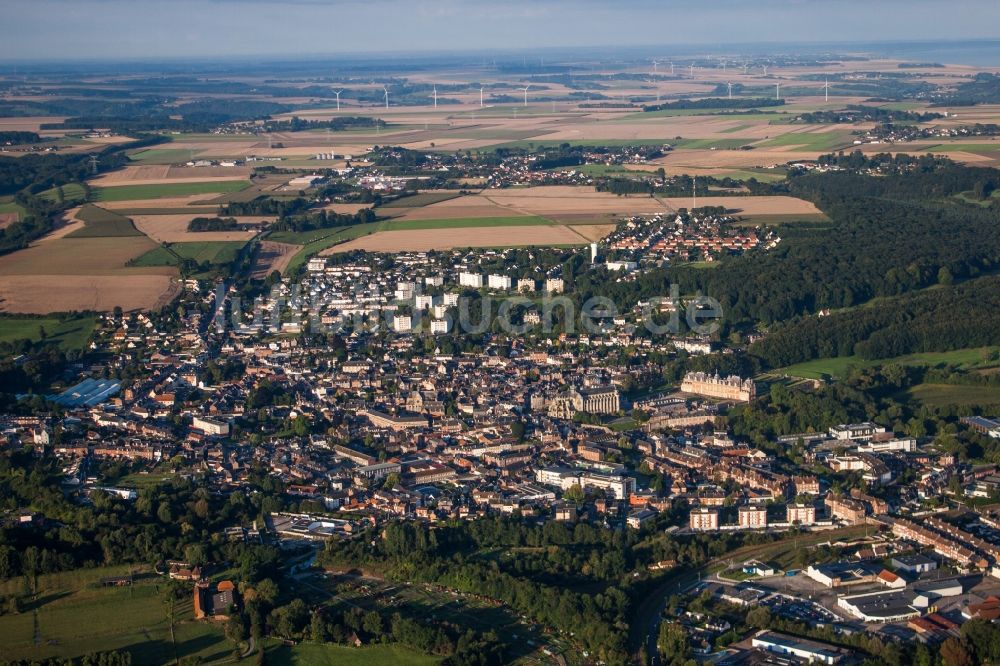 Luftaufnahme Eu - Stadtansicht vom Innenstadtbereich in Eu in Normandie, Frankreich