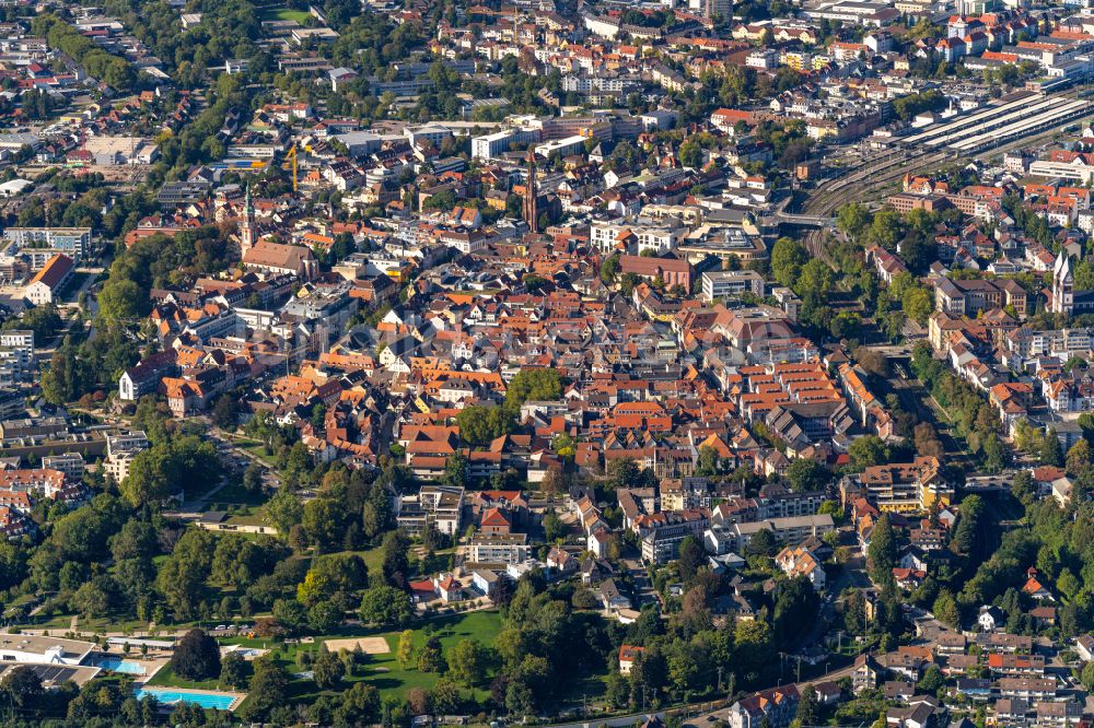 Offenburg aus der Vogelperspektive: Stadtansicht vom Innenstadtbereich in Offenburg im Bundesland Baden-Württemberg