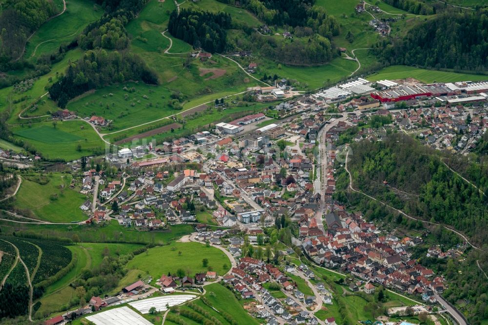 Luftbild Oppenau - Stadtansicht vom Innenstadtbereich in Oppenau im Bundesland Baden-Württemberg, Deutschland