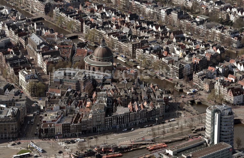 Luftaufnahme Amsterdam - Stadtansicht vom Innenstadtbereich im Ortsteil Centrum in Amsterdam in Noord-Holland, Niederlande