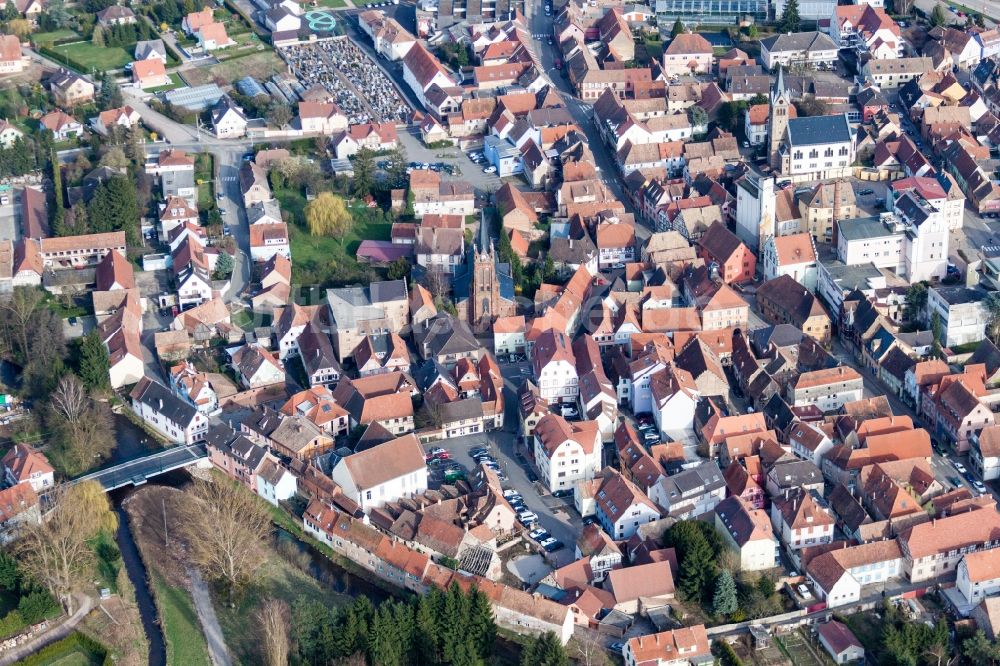Pfaffenhoffen von oben - Stadtansicht vom Innenstadtbereich in Pfaffenhoffen in Grand Est, Frankreich