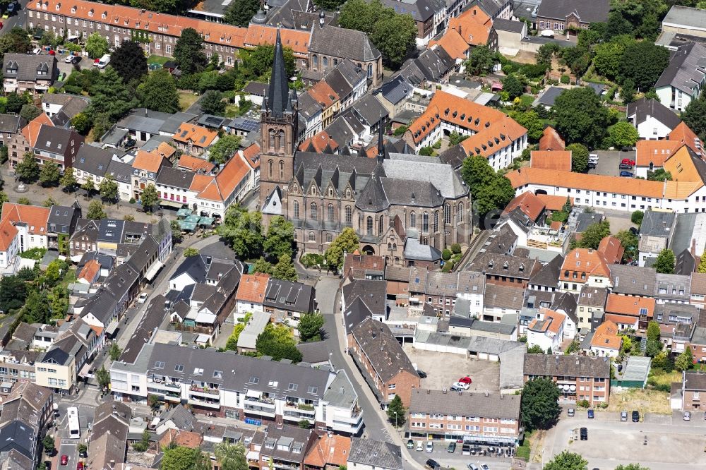 Luftbild Krefeld - Stadtansicht vom Innenstadtbereich mit der Pfarrkirche St. Cyriakus in Krefeld im Bundesland Nordrhein-Westfalen, Deutschland
