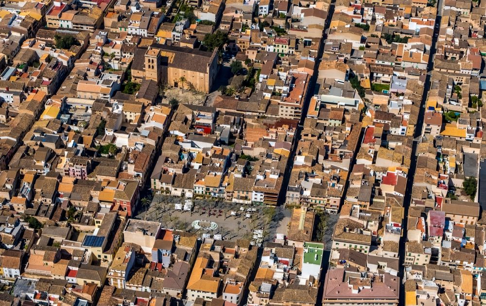Sa Pobla von oben - Stadtansicht vom Innenstadtbereich in Sa Pobla in Balearische Insel Mallorca, Spanien