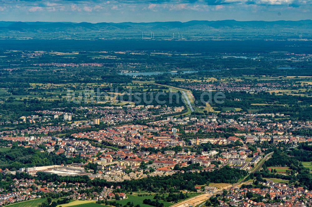 Rastatt aus der Vogelperspektive: Stadtansicht vom Innenstadtbereich in Rastatt im Bundesland Baden-Württemberg, Deutschland
