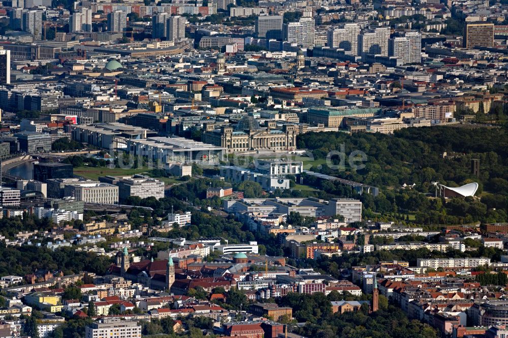 Berlin von oben - Stadtansicht vom Innenstadtbereich mit Regierungsviertel und Reichstag in Berlin, Deutschland