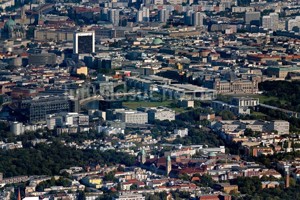 Berlin aus der Vogelperspektive: Stadtansicht vom Innenstadtbereich mit Regierungsviertel und Reichstag in Berlin, Deutschland