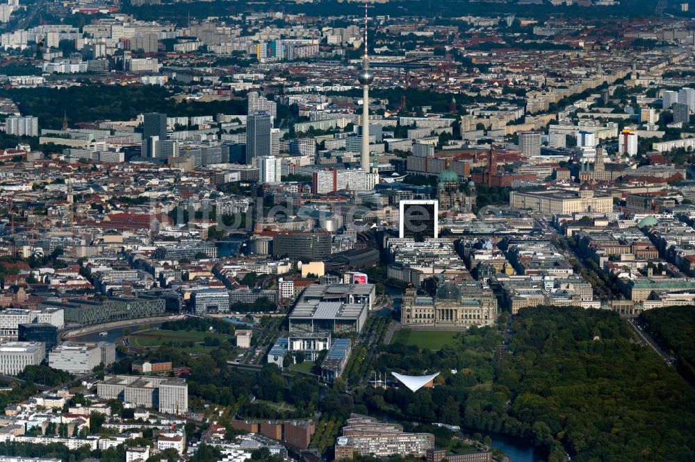 Luftbild Berlin - Stadtansicht vom Innenstadtbereich mit Regierungsviertel, Reichstag, Paul-Löbe-Haus und Berliner Fernsehturm in Berlin, Deutschland