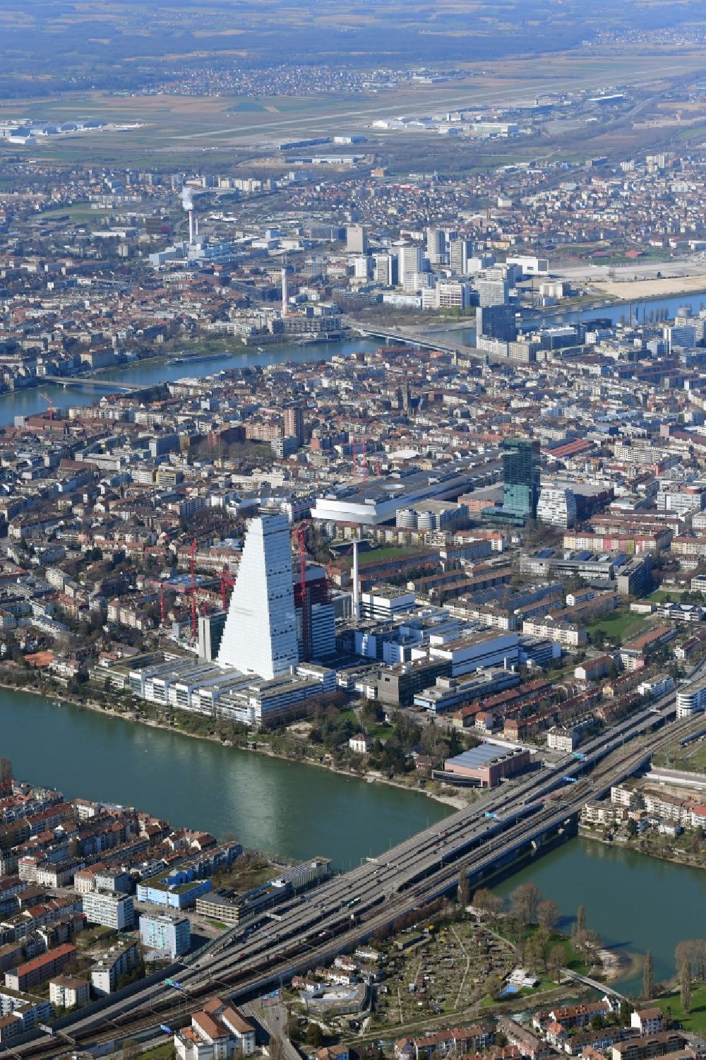 Basel aus der Vogelperspektive: Stadtansicht vom Innenstadtbereich am Rhein bei der Schwarzwaldbrücke und dem Roche Hochhaus in Basel, Schweiz