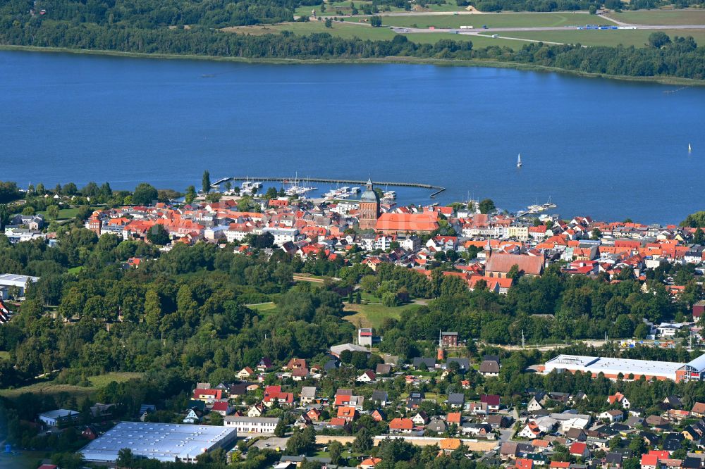 Ribnitz von oben - Stadtansicht vom Innenstadtbereich in Ribnitz-Damgarten im Bundesland Mecklenburg-Vorpommern, Deutschland