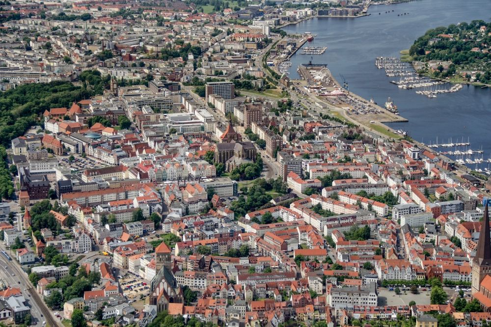 Luftaufnahme Rostock - Stadtansicht vom Innenstadtbereich in Rostock im Bundesland Mecklenburg-Vorpommern, Deutschland