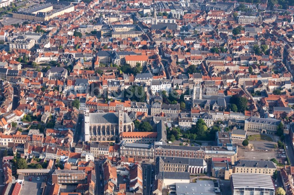 Luftaufnahme Saint-Omer - Stadtansicht vom Innenstadtbereich in Saint-Omer in Hauts-de-France, Frankreich