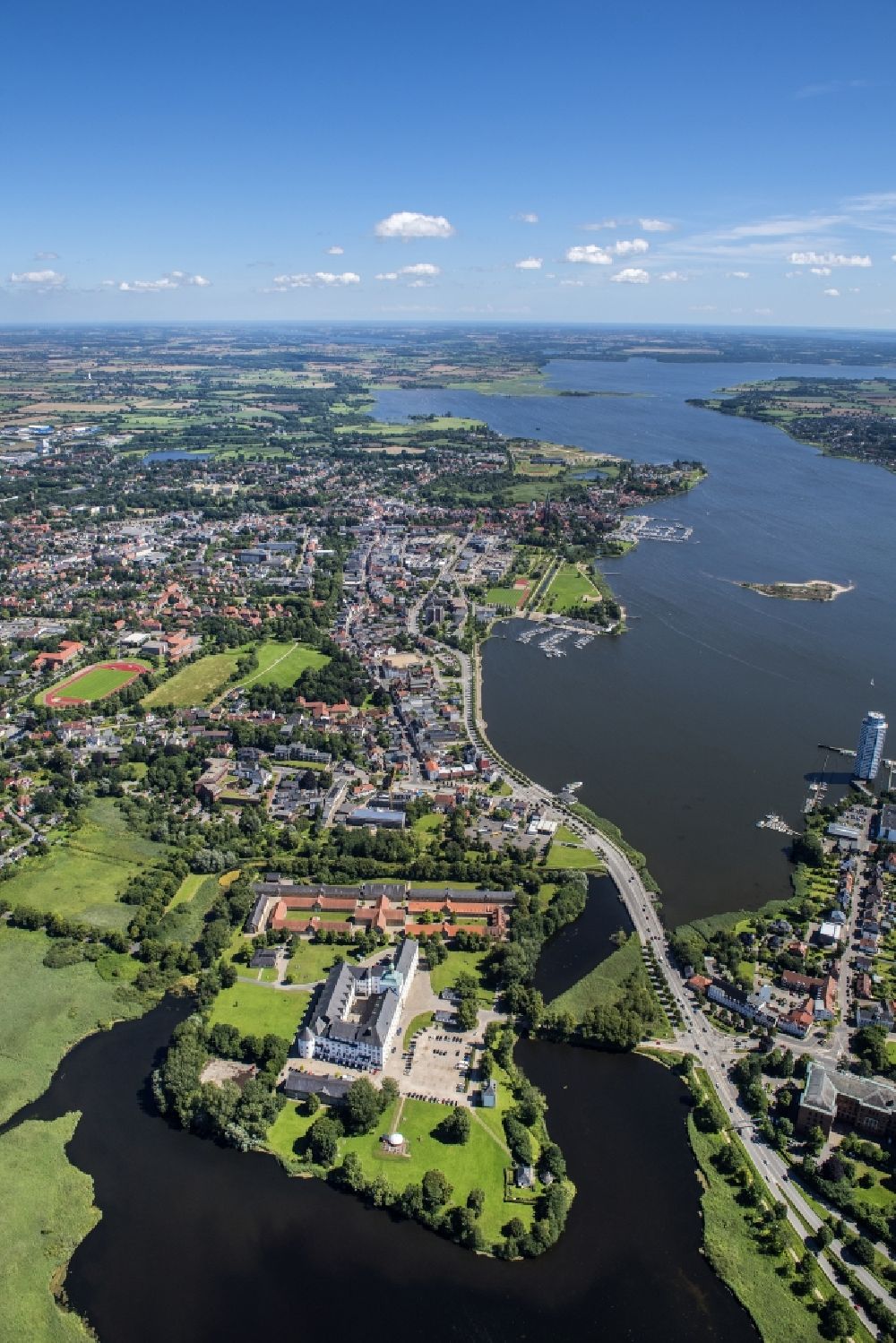 Schleswig von oben - Stadtansicht vom Innenstadtbereich in Schleswig im Bundesland Schleswig-Holstein