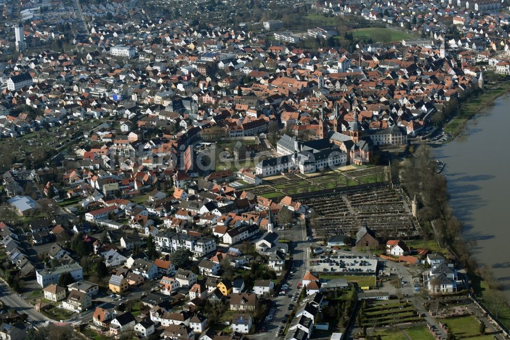 Seligenstadt aus der Vogelperspektive: Stadtansicht vom Innenstadtbereich in Seligenstadt im Bundesland Hessen