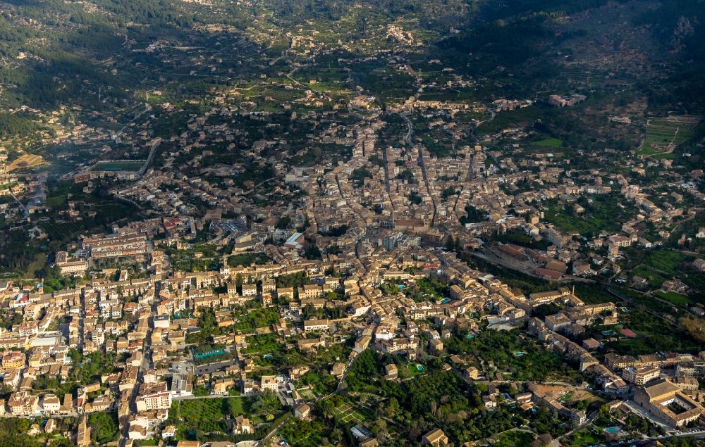 Soller aus der Vogelperspektive: Stadtansicht vom Innenstadtbereich in Soller auf der balearischen Mittelmeerinsel Mallorca, Spanien