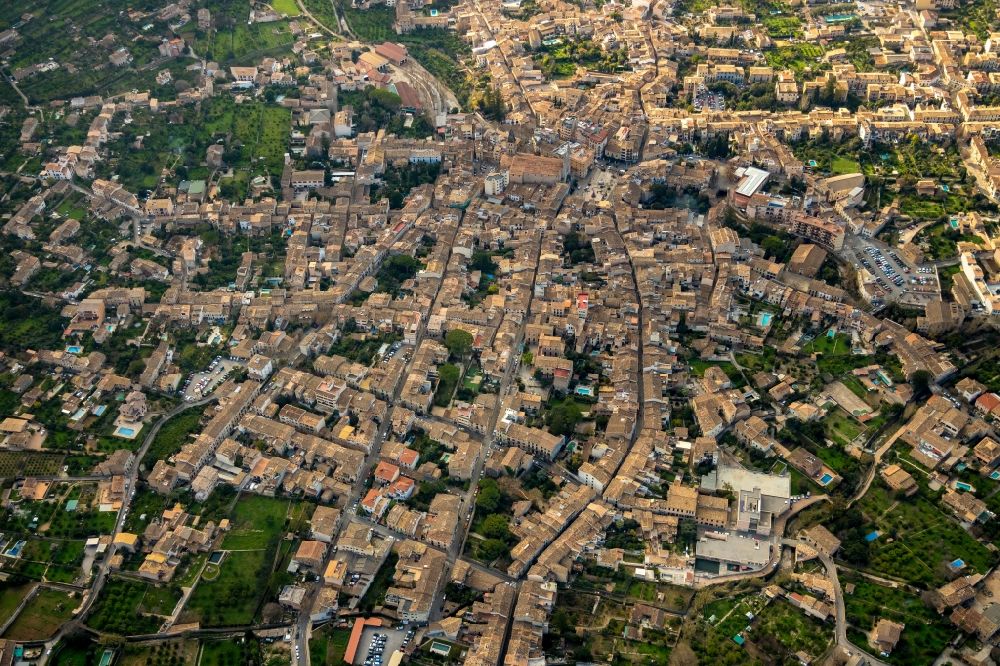 Luftbild Soller - Stadtansicht vom Innenstadtbereich in Soller auf der balearischen Mittelmeerinsel Mallorca, Spanien