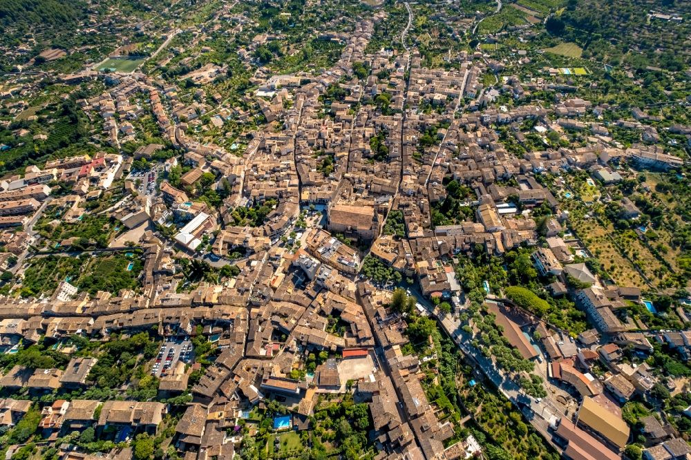 Luftaufnahme Soller - Stadtansicht vom Innenstadtbereich in Soller auf der balearischen Mittelmeerinsel Mallorca, Spanien