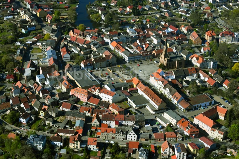 Luftbild Fürstenberg/Havel - Stadtansicht vom Innenstadtbereich mit Stadtkirche und Marktplatz in Fürstenberg/Havel im Bundesland Brandenburg, Deutschland